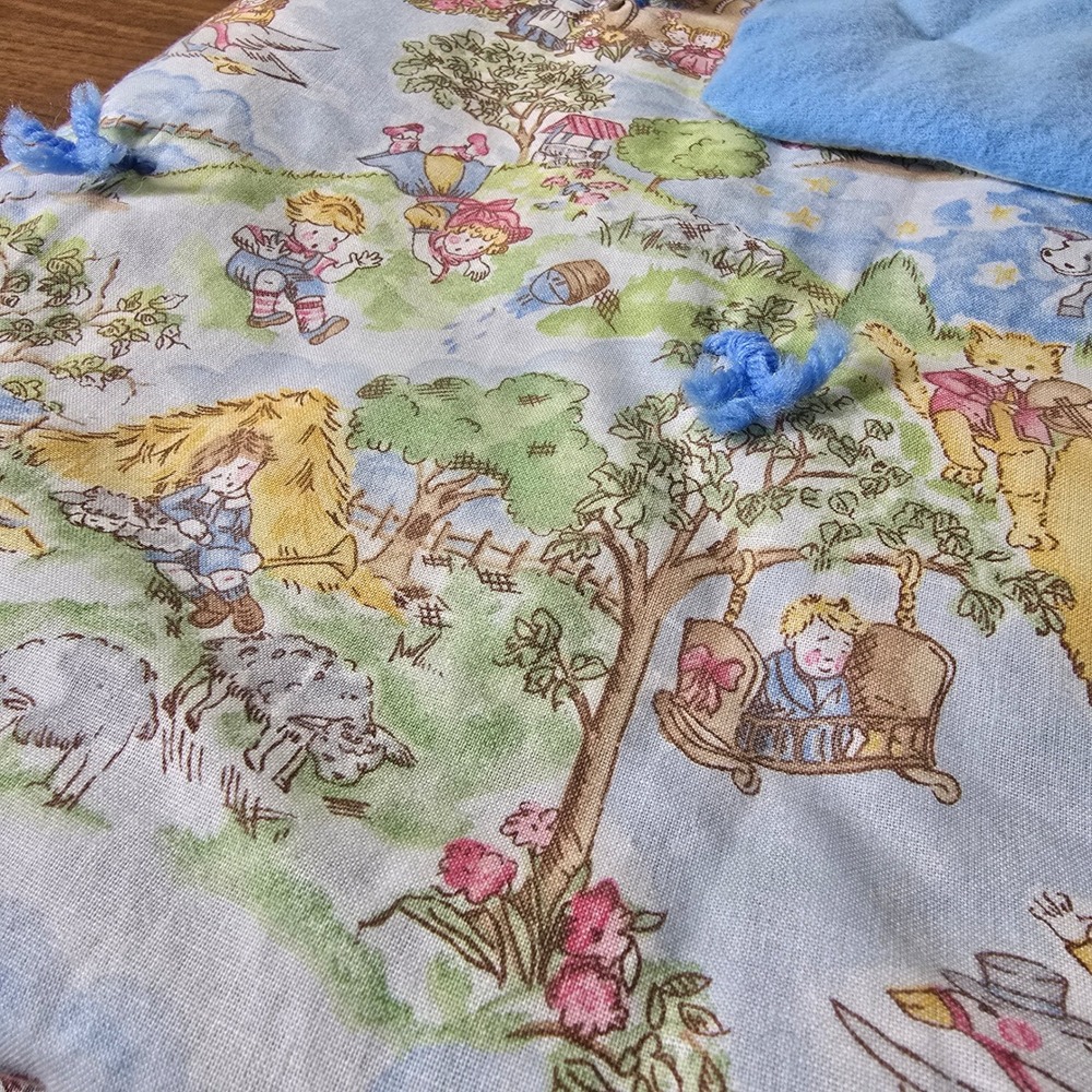 Vintage Childrens Quilted Blanket Play Mat Nursey Rhyme Scene Blue Pompom Ties - Picture 2 of 6